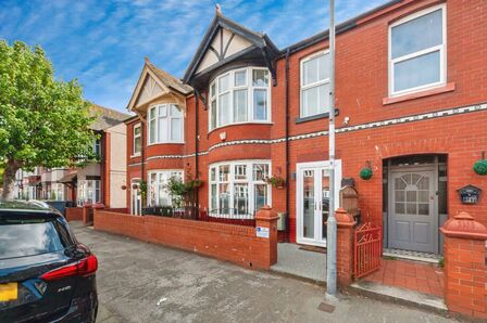 4 bedroom Mid Terrace House for sale