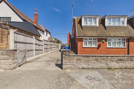 Grosvenor Road, 2 bedroom Flat for sale, &pound;125,000