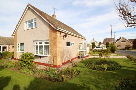 Llwyn Uchaf, 2 bedroom Detached Bungalow for sale, £325,000