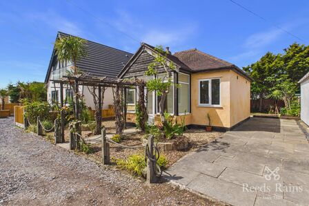 2 bedroom Detached Bungalow for sale