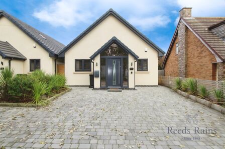 4 bedroom Detached House to rent