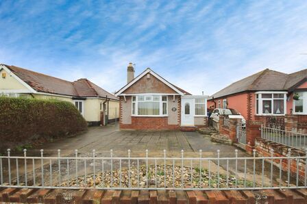 Hilton Drive, 2 bedroom Detached Bungalow to rent, &pound;850 pcm