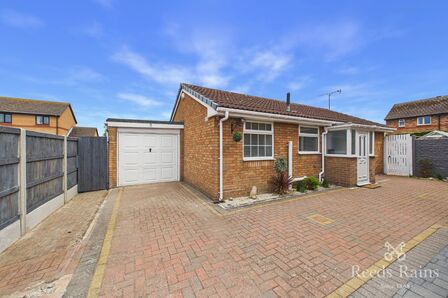 Haydn Close, 2 bedroom Detached Bungalow for sale, &pound;199,950