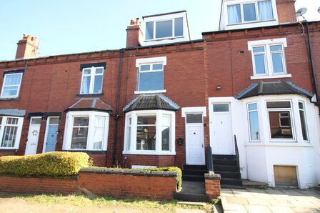 4 bedroom Mid Terrace House to rent