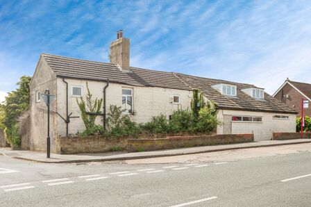 Oulton Lane, 5 bedroom Link Detached House for sale, £225,000