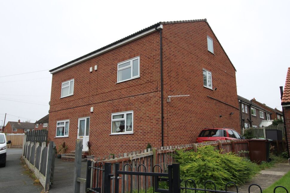 2 bedroom Flat to rent, Castle Lodge Gardens, Rothwell, LS26 £825 pcm
