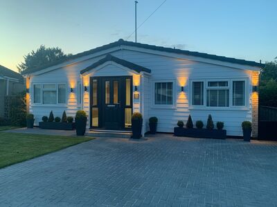Kings Chase, 3 bedroom Detached Bungalow for sale, £425,000