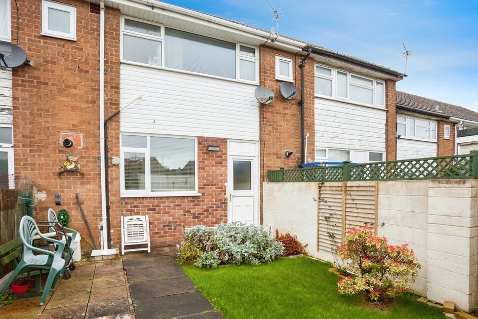 2 bedroom Mid Terrace House for sale, Ring Road, Middleton, LS10 £160,000