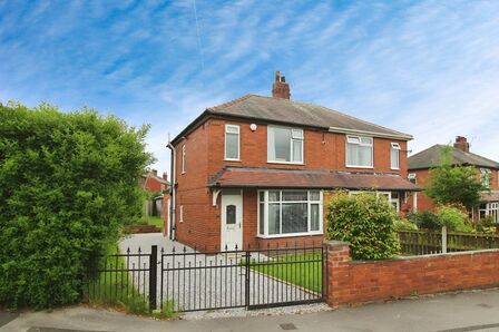 Knightscroft Avenue, 3 bedroom Semi Detached House to rent, £1,200 pcm