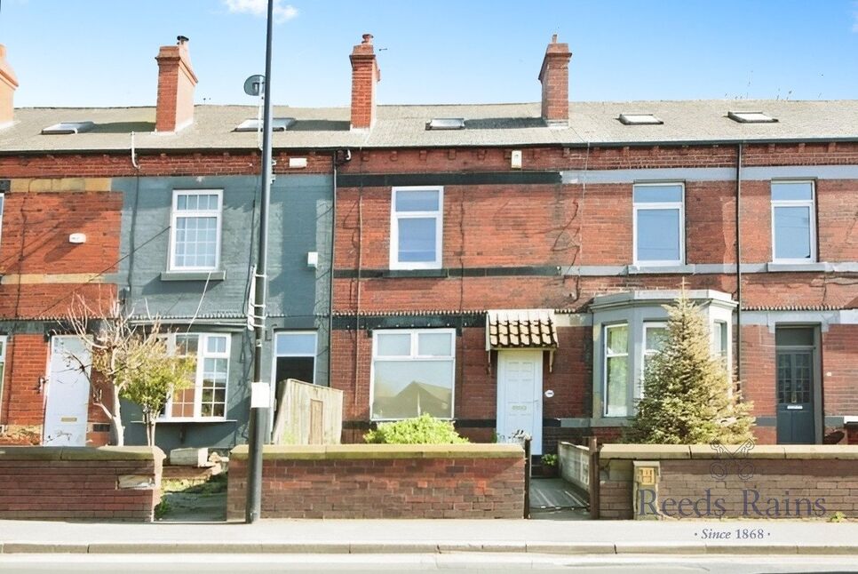 3 bedroom Mid Terrace House for sale