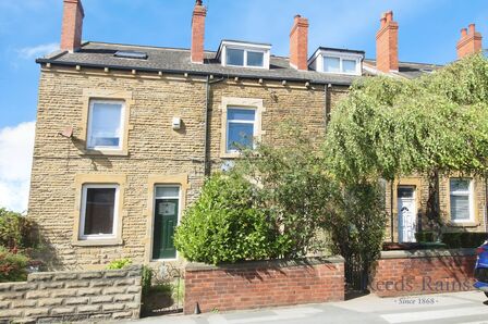 4 bedroom Mid Terrace House for sale