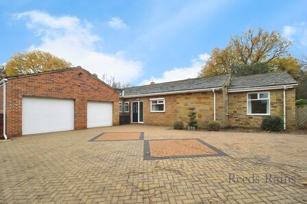 Aberford Road, 3 bedroom Detached Bungalow to rent, £2,925 pcm