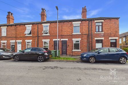 Oakwood Drive, 2 bedroom Mid Terrace House to rent, &pound;950 pcm