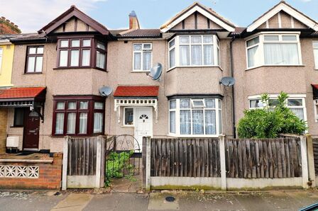 3 bedroom Mid Terrace House to rent