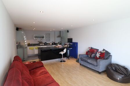 Crews Street, 2 bedroom  Flat to rent, £2,200 pcm