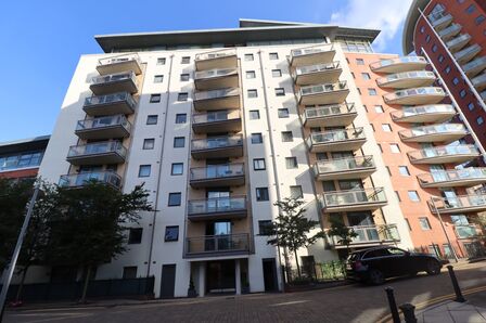 Crews Street, 2 bedroom  Flat to rent, £2,500 pcm