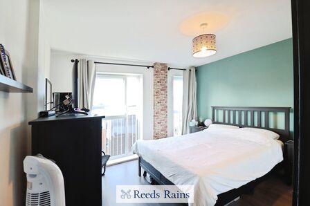 Maxwell Road, 2 bedroom  Flat for sale, £300,000