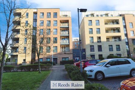 Maxwell Road, 2 bedroom  Flat for sale, £300,000