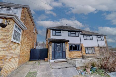 Sussex Close, 3 bedroom Semi Detached House to rent, £1,795 pcm