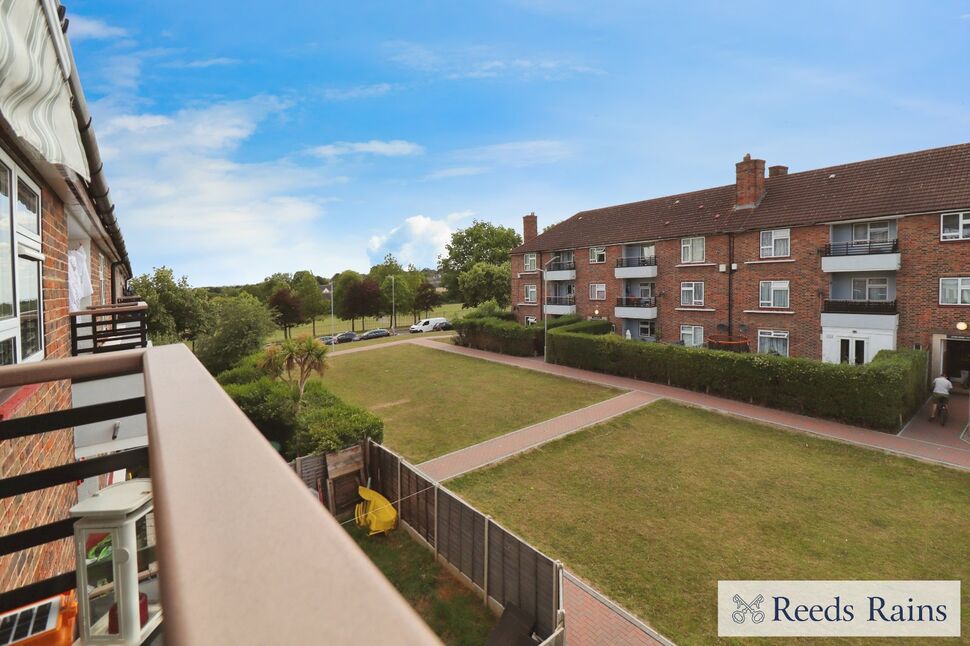 Main image of 3 bedroom Detached Flat for sale, Lindfield Road, Romford, RM3