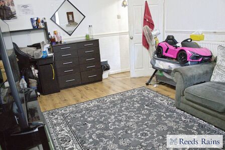 Eastern Avenue East, 2 bedroom Semi Detached Flat to rent, £1,600 pcm