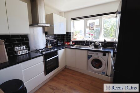 Eastern Avenue East, 2 bedroom Semi Detached Flat to rent, £1,550 pcm