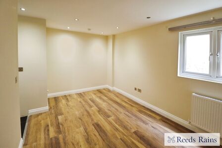 Roneo Corner,  Flat to rent, £800 pcm