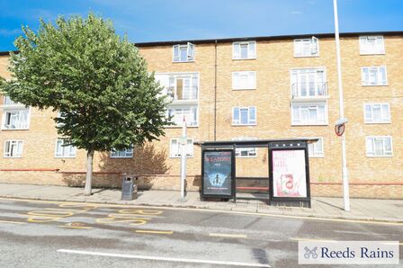 Whalebone Lane South, 2 bedroom  Flat to rent, £1,800 pcm
