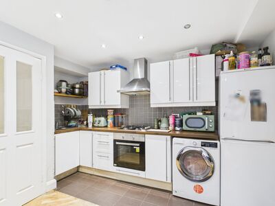 Dunlace Road, 1 bedroom  Flat to rent, £1,800 pcm