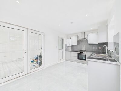 4 bedroom Semi Detached House to rent