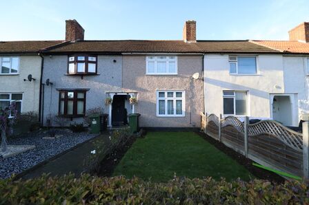 Rogers Gardens, 2 bedroom Mid Terrace House to rent, £1,800 pcm