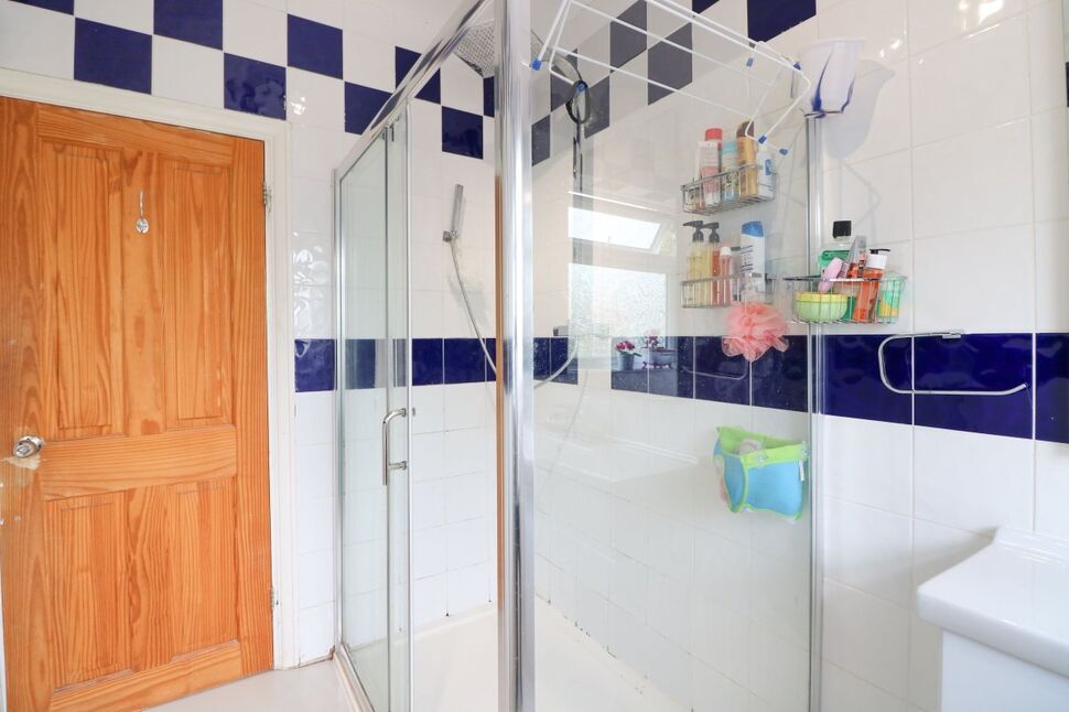 Family Shower Room / WC