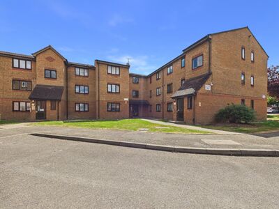 Plumtree Close, 2 bedroom Flat to rent, &pound;1,650 pcm