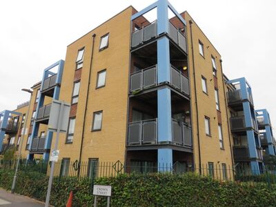 Rainham Road South, 1 bedroom Flat for sale, &pound;250,000