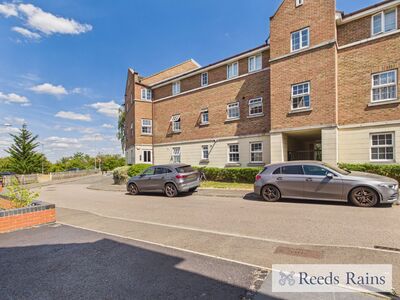 Carew Close, 3 bedroom Flat to rent, &pound;1,800 pcm