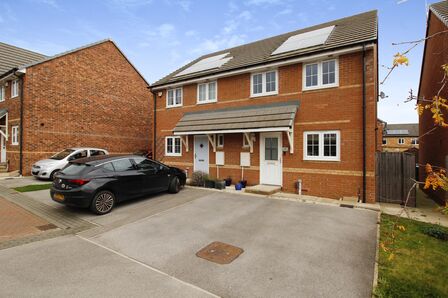 Ashbourne Way, 3 bedroom Semi Detached House to rent, £1,100 pcm