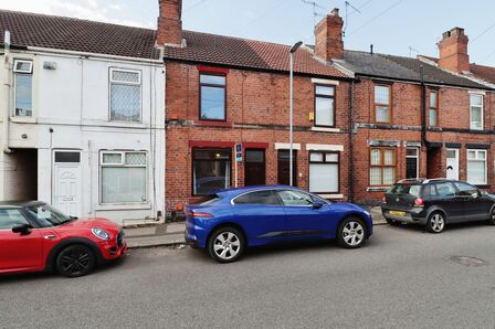 2 bedroom Mid Terrace House to rent