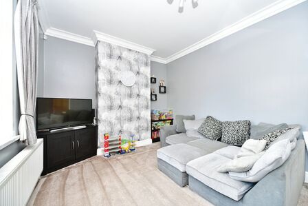 2 bedroom Mid Terrace House for sale