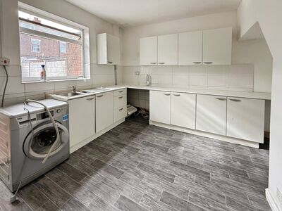 3 bedroom Mid Terrace House to rent