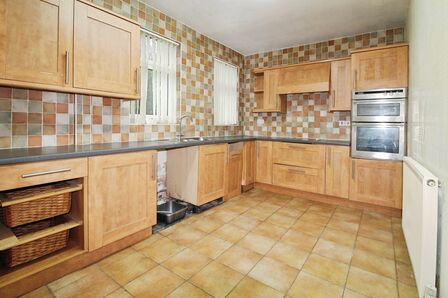 Ingshead Avenue, 3 bedroom Semi Detached House to rent, &pound;875 pcm