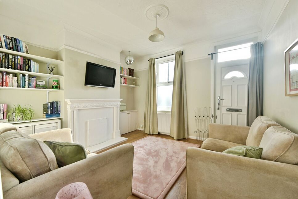 2 bedroom Mid Terrace House for sale