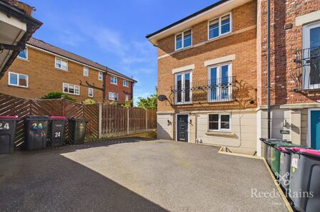 4 bedroom End Terrace House for sale