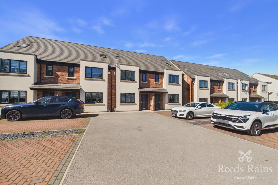 4 bedroom Mid Terrace House for sale