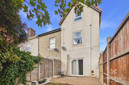 4 bedroom End Terrace House to rent