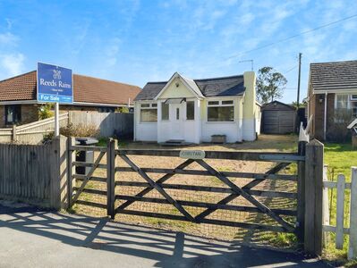 Sea Road, 2 bedroom Detached Bungalow for sale, £310,000
