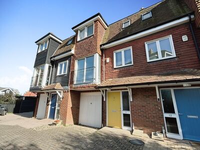 Western Barn Close, 2 bedroom Mid Terrace House to rent, £1,350 pcm