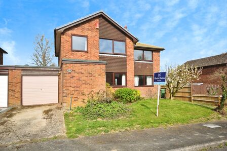 The Hawthornes, 4 bedroom Link Detached House for sale, £500,000