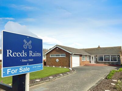 Lydd Road, 3 bedroom Detached Bungalow for sale, £475,000