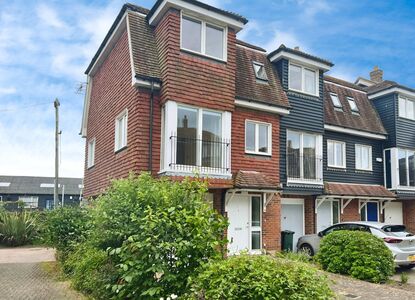 3 bedroom End Terrace House for sale