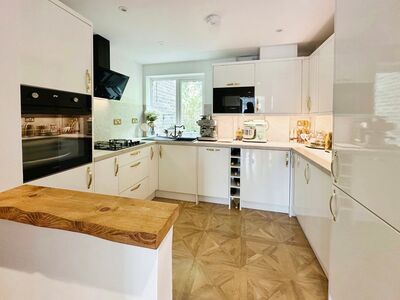 Military Road, 2 bedroom  Flat for sale, £295,000